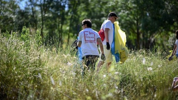 ep voluntarios recogen basurala naturalezala campana 1m2la naturaleza