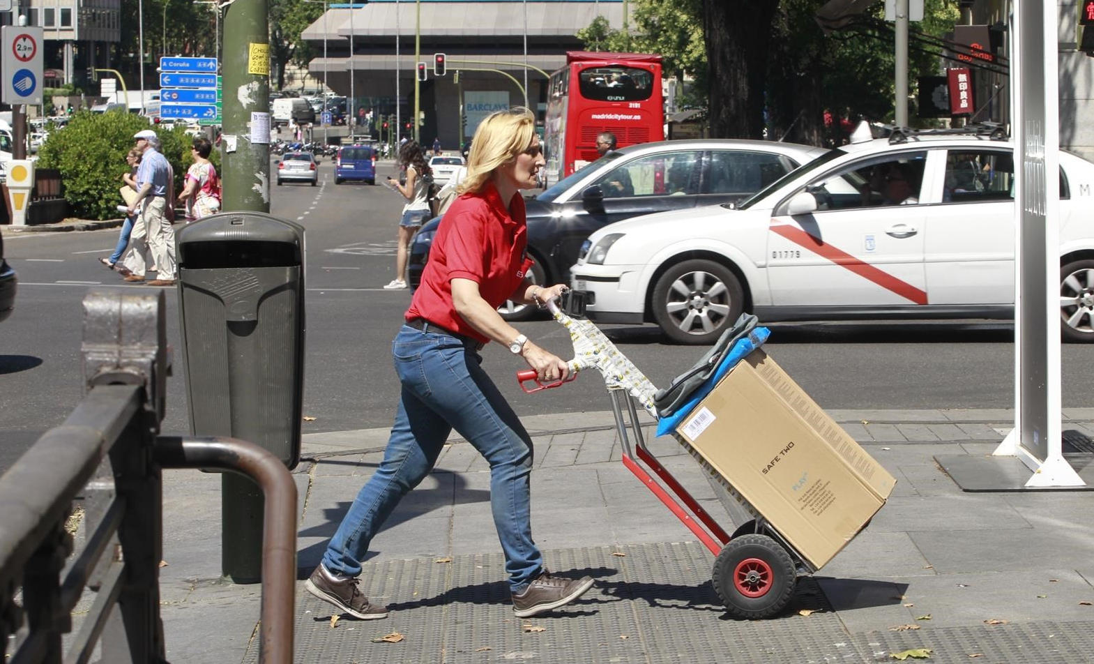 Europa Press mujer-trabajando-llevando-paquete-calle