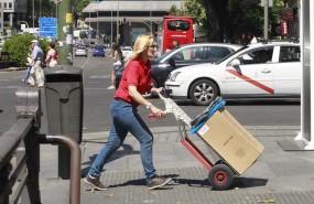 mujer-trabajando-llevando-paquete-calle