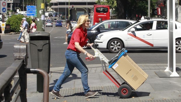 mujer-trabajando-llevando-paquete-calle